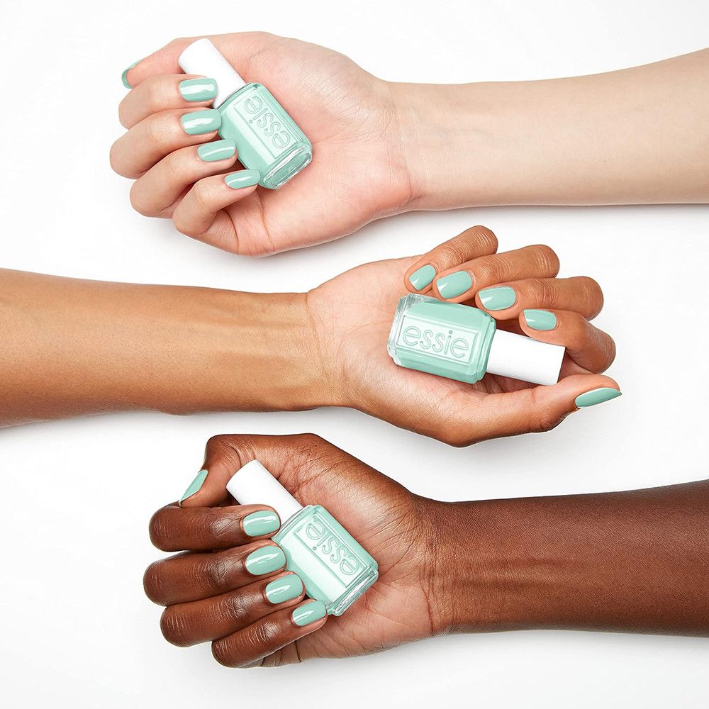 Drei Hände mit Essie Nagellack in Mintgrün aufgetragen.