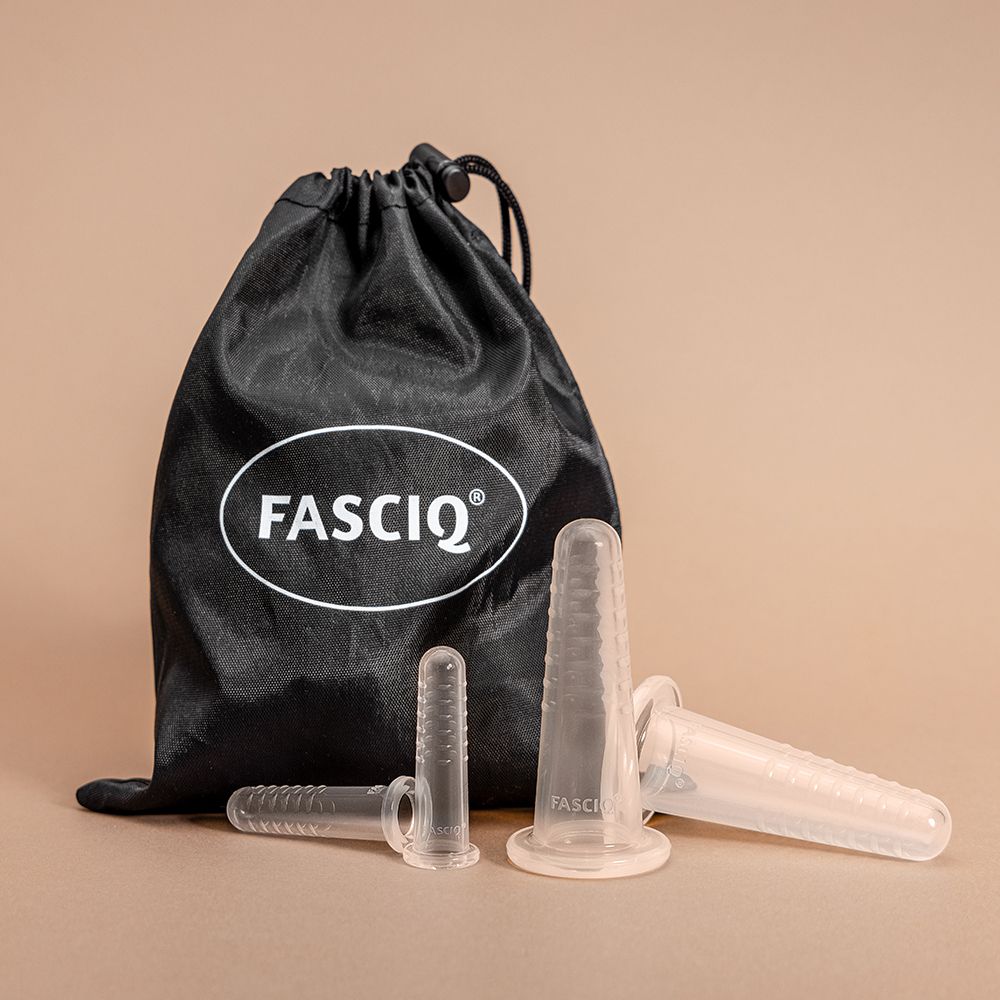 Schwarzer Beutel mit FASCIQ®-Logo und vier transparente Schröpfgläser. Verschiedene Größen.