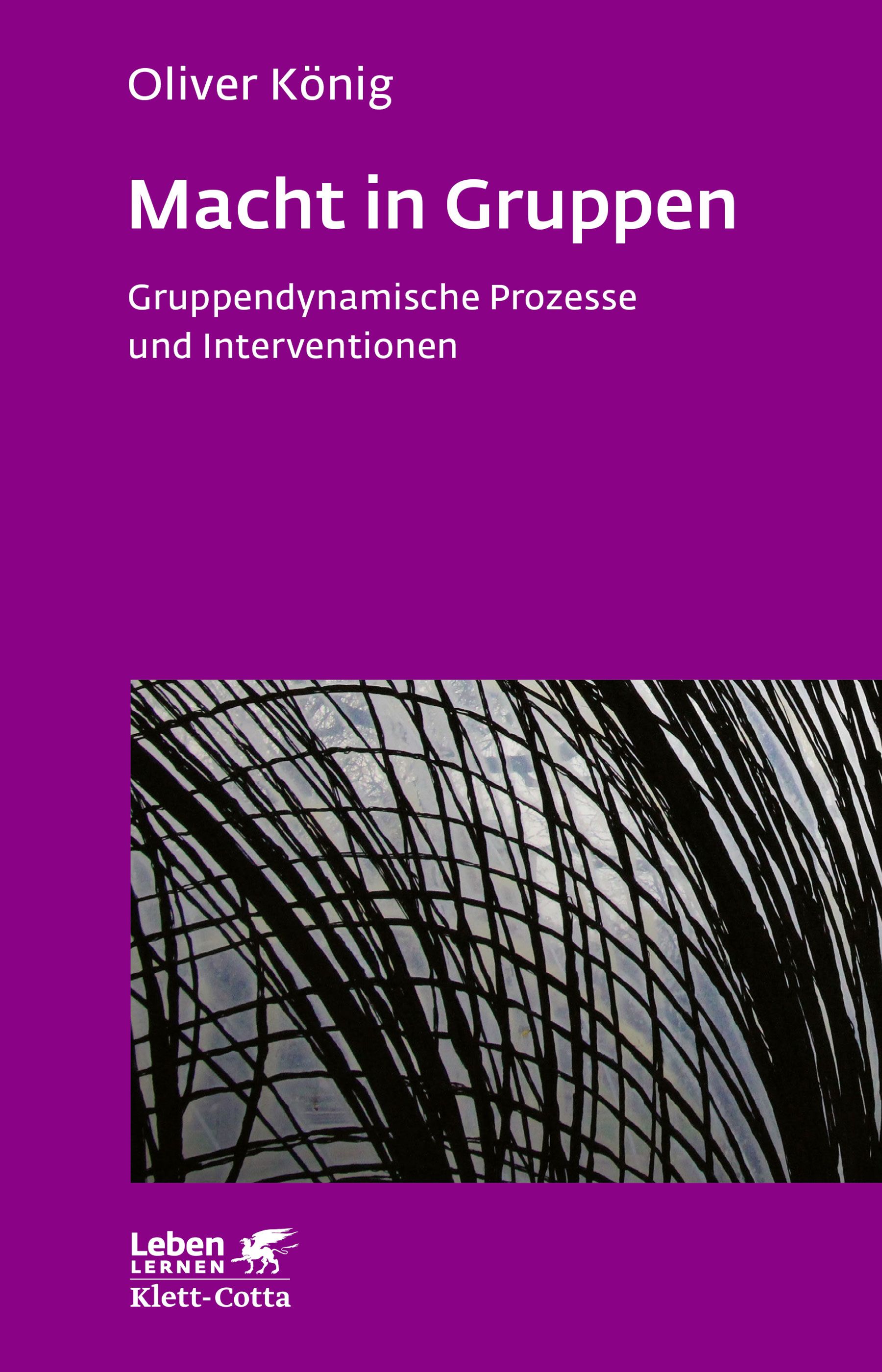 Buchcover mit Titel "Macht in Gruppen" von Oliver König. Auf lila Hintergrund, mit abstraktem Muster und Logo von Klett-Cotta.