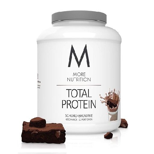 More Nutrition Total Protein Schoko-Brownie Geschmack, weißer Behälter mit grauem Deckel und Brownie-Abbildung.