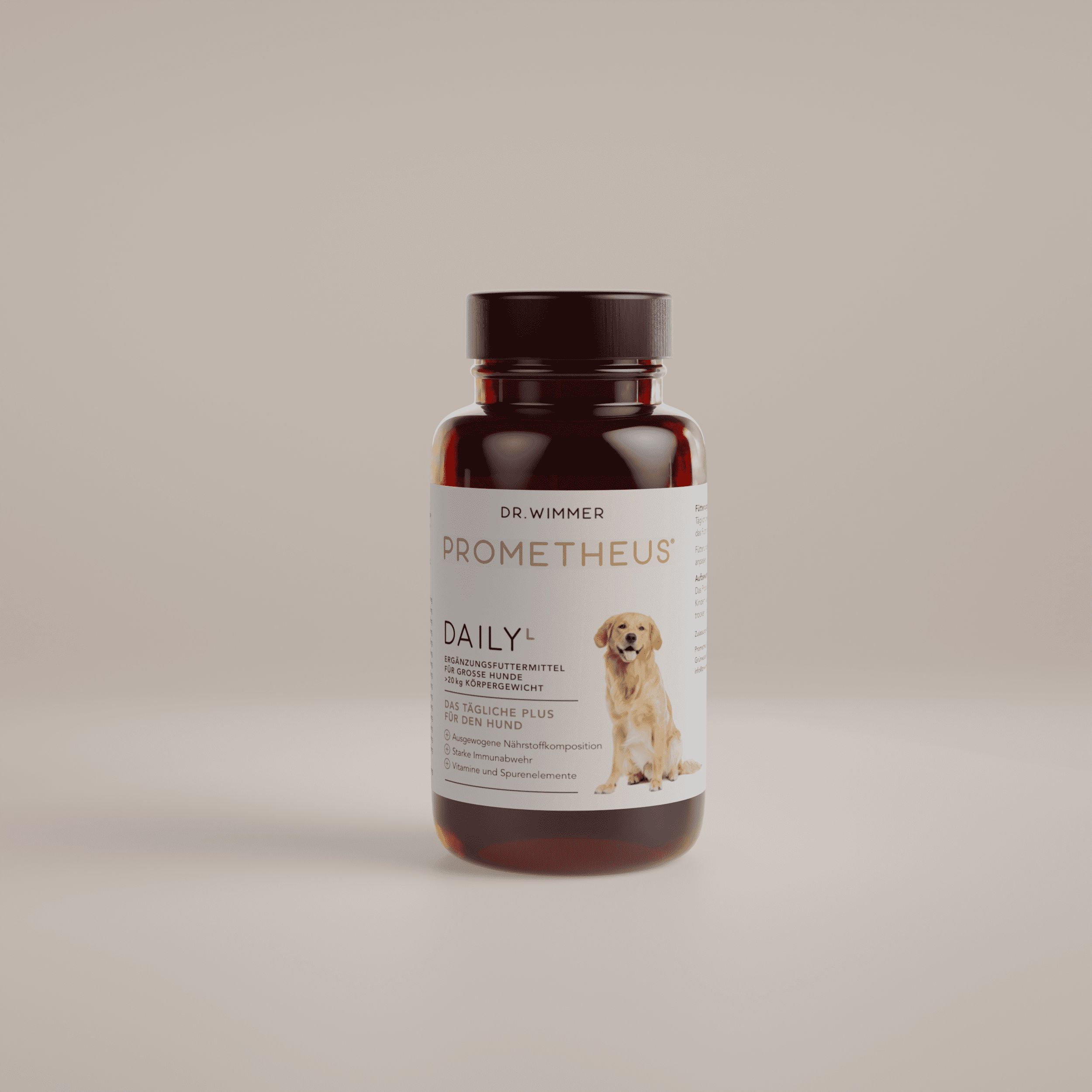 Braune Flasche mit weißem Etikett. Aufschrift: PROMETHEUS DAILY L. Abbildung eines Hundes. Ergänzungsfuttermittel für Hunde.