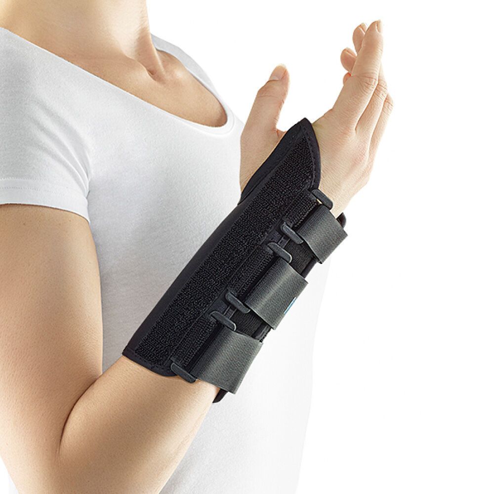 Schwarze Handgelenkorthese ohne Daumenfixierung am Handgelenk. Drei Klettbänder zur Fixierung. Die Hand ist leicht angewinkelt.