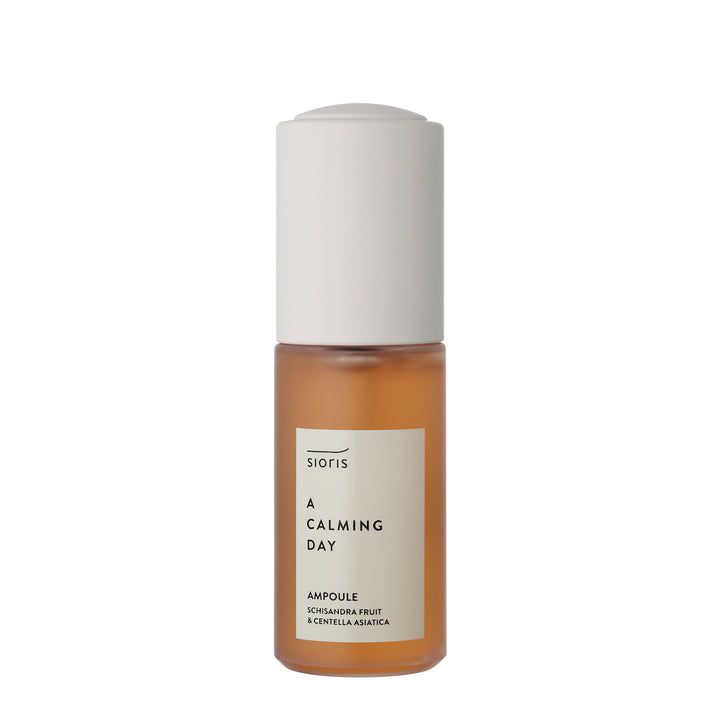 Ampulle mit weißem Deckel und Etikett. Aufschrift: A Calming Day Ampoule. Enthält Schisandra-Frucht und Centella Asiatica.