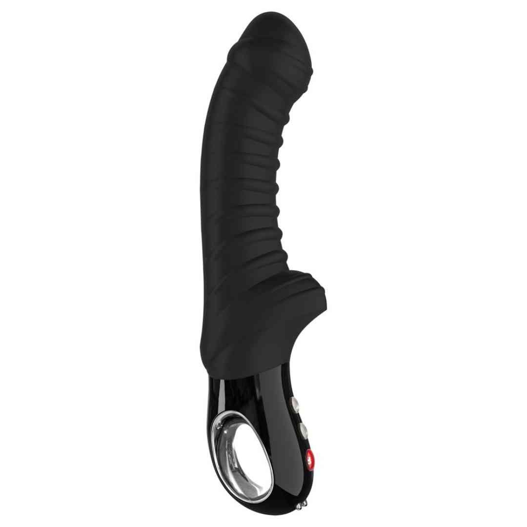 Schwarzer Vibrator mit geriffelter Oberfläche und Griff. Unterteil mit Knöpfen und Öffnung. Roter Knopf sichtbar.
