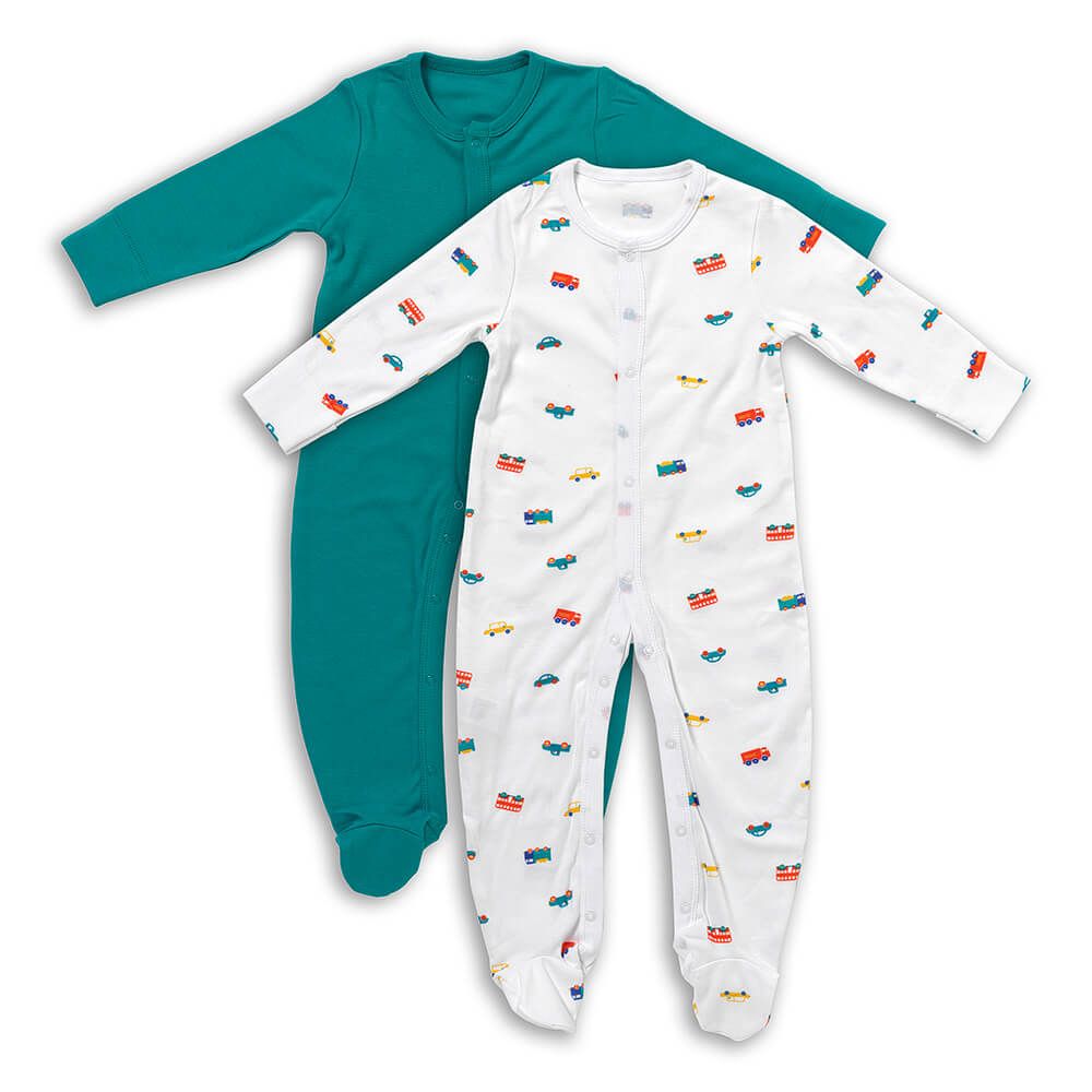 Zwei Baby-Schlafanzüge. Einer grün, einer weiß mit bunten Autos bedruckt. Langarm, Fußteil.