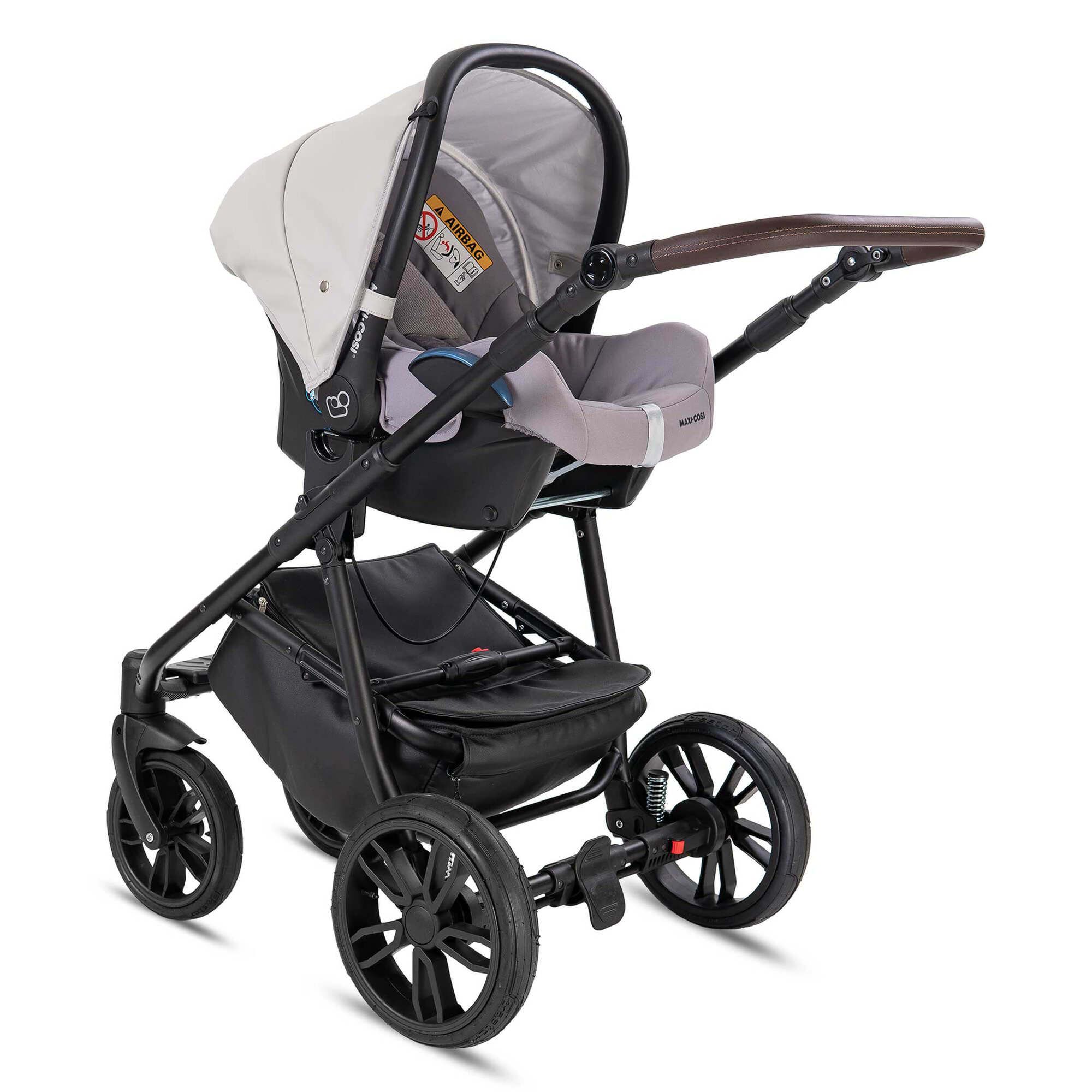 Hellgrauer Kombikinderwagen mit schwarzem Gestell und Rädern. Babyschale montiert, Ansicht von der Seite.