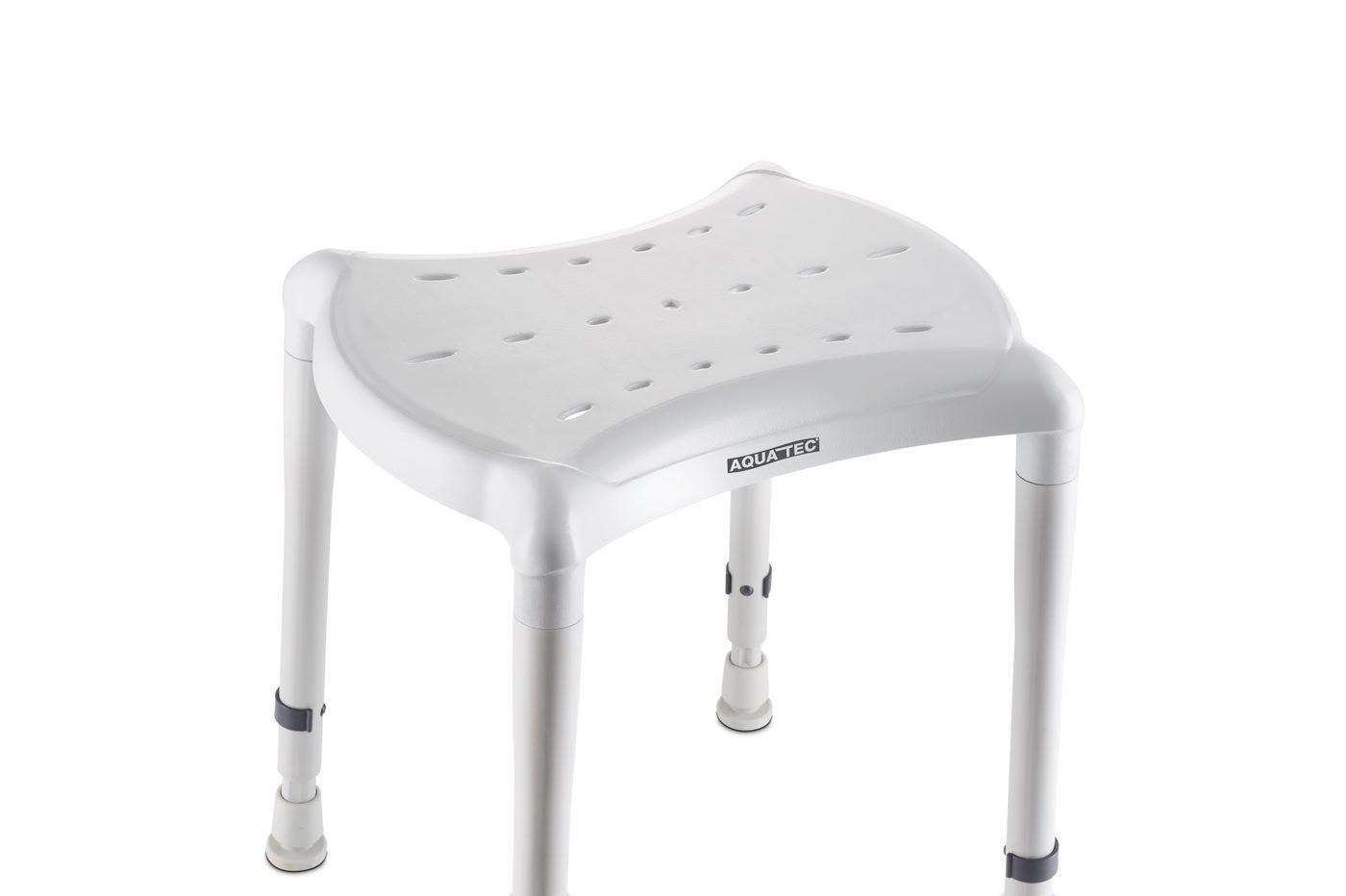 Nahaufnahme des weißen Duschhockers. Marke Aquatec sichtbar. Sitzfläche mit Löchern.