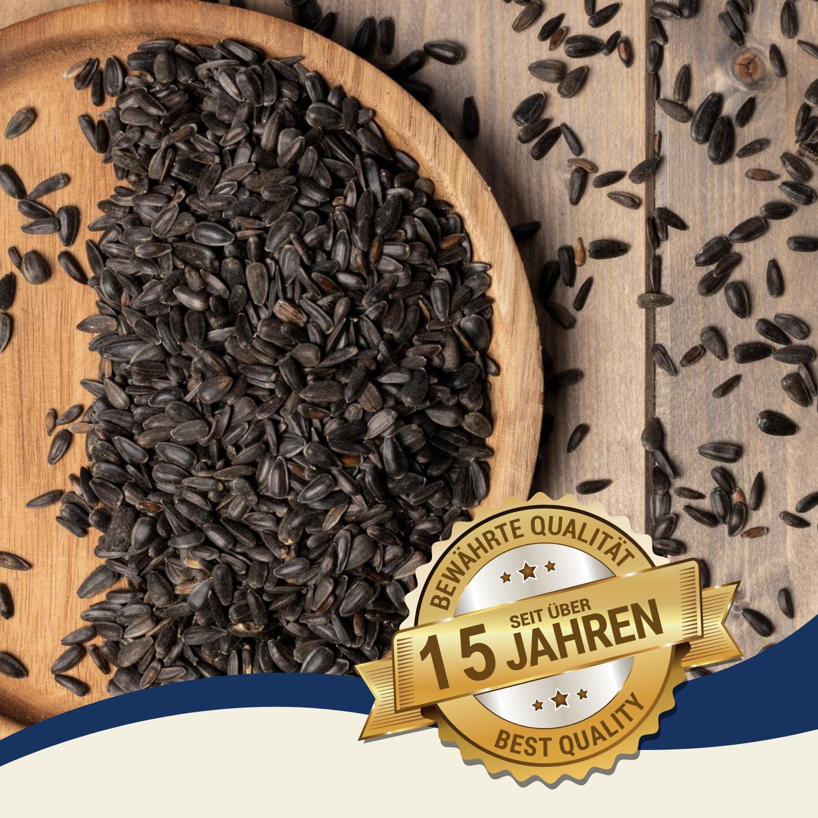 Schwarze Sonnenblumenkerne in einer Holzschale, daneben ein Siegel 'Seit über 15 Jahren'.