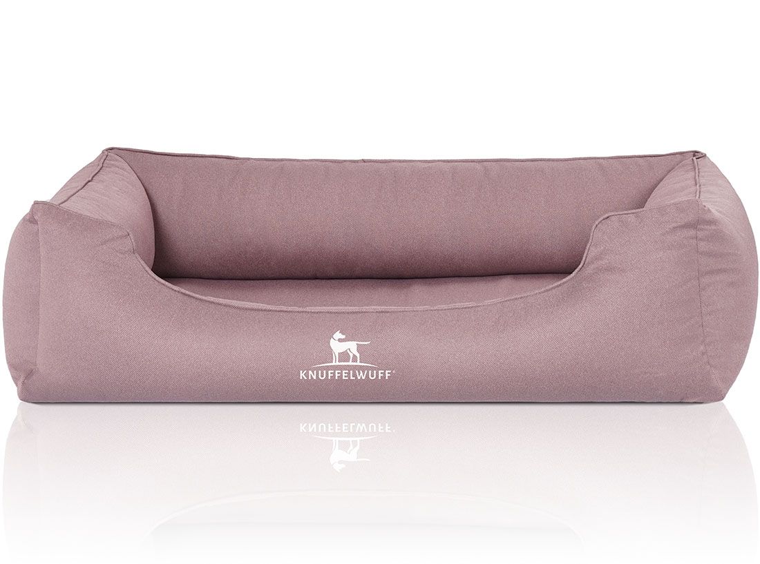 Hundebett in Rosa. Rechteckige Form mit erhöhten Seiten. Logo 'Knuffelwuff' vorne. Reflektierende Oberfläche.