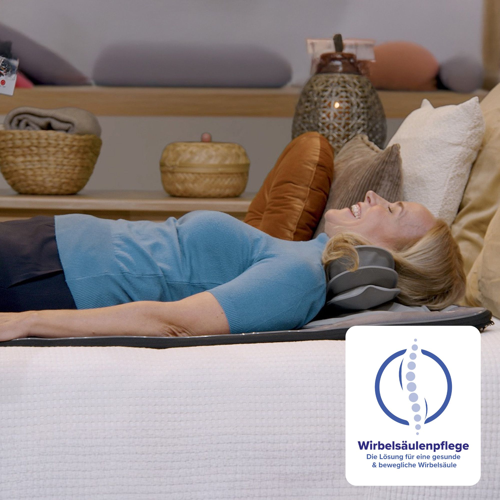 Frau liegt auf der Matte, lächelnd. Logo für Wirbelsäulenpflege.