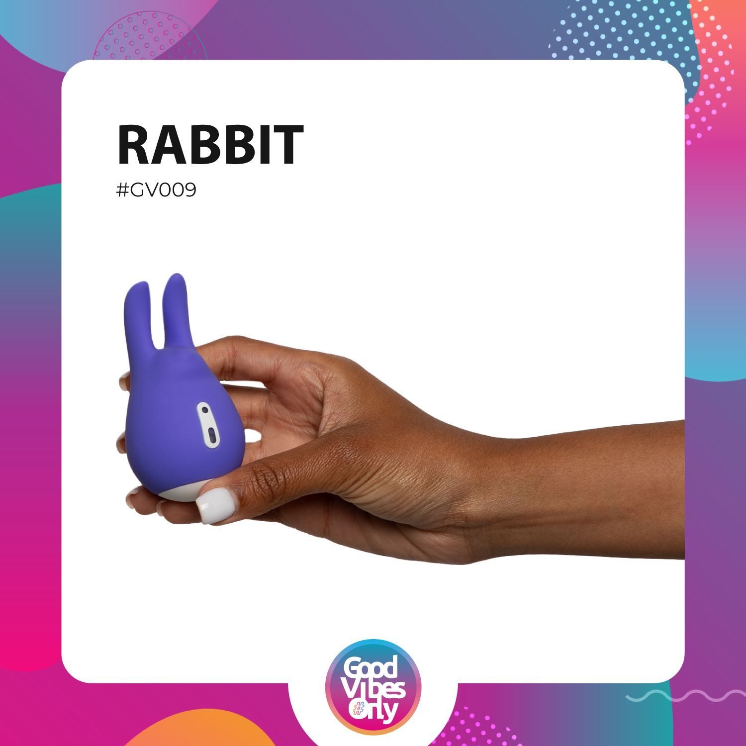 Lila Auflegevibrator in Hand gehalten. Form: Hasenohren. Marke: Good Vibes Only. Hintergrund: Rosa-Blau.