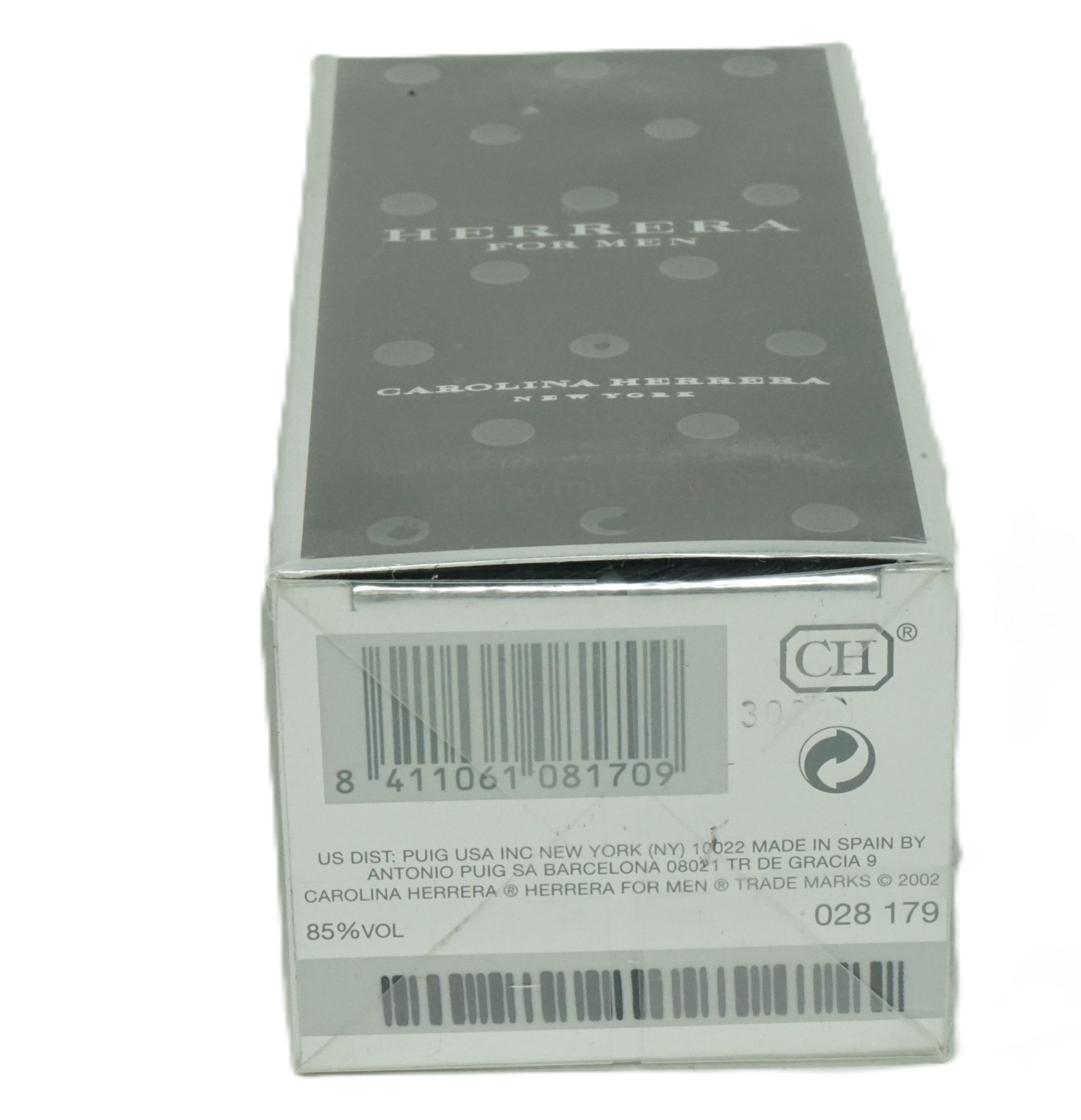 Kartonverpackung mit Barcode, CH-Logo und Text. Aufschrift: Herrera For Men, Carolina Herrera New York. 85% Vol.
