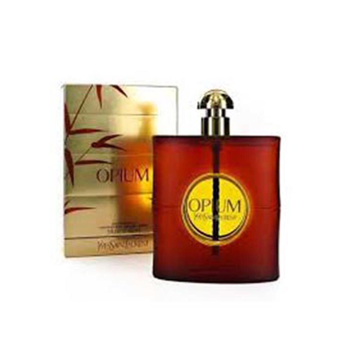 Dunkelroter Flakon mit goldener Verpackung. Auf dem Flakon steht "Opium" und der Markenname. Die Verpackung zeigt Bambusmuster.