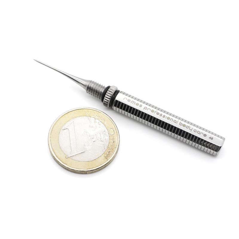 Zahnstocher mit gerader, abschraubbarer Spitze neben 1-Euro-Münze. Metall. Griff mit Schriftzug.
