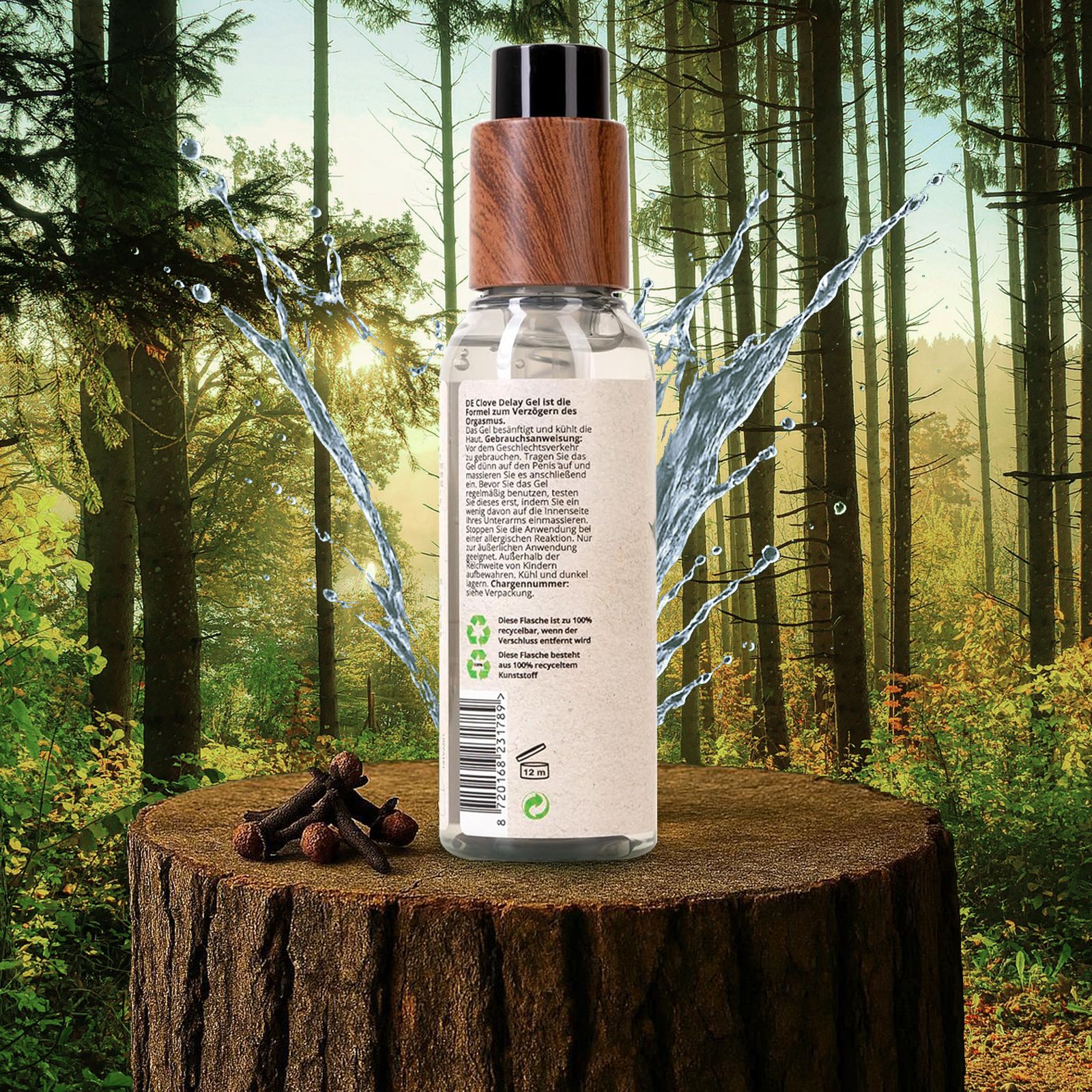 Delay Gel Flasche auf Baumstumpf. Rückseite mit Text. Wasser spritzt. Nelken. Waldhintergrund. Holzdeckel.