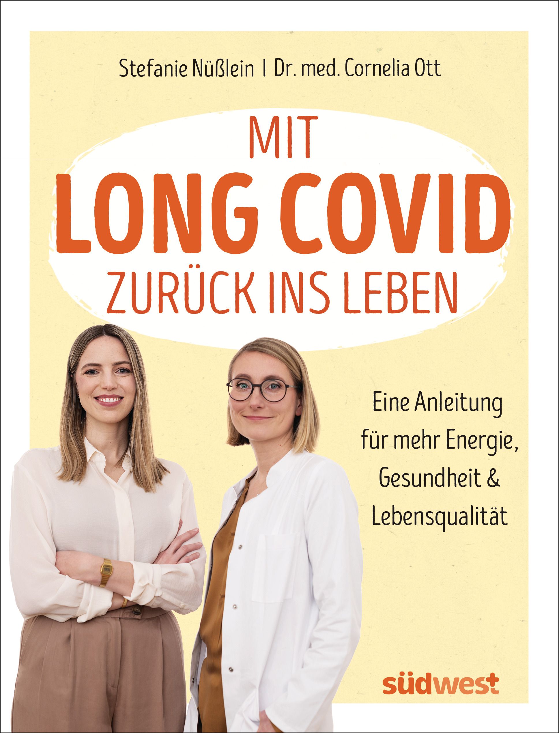 Buchcover: "Mit Long Covid zurück ins Leben". Zwei Frauen, eine in weißem Kittel, stehen nebeneinander. Titel in orange auf gelbem Hintergrund.
