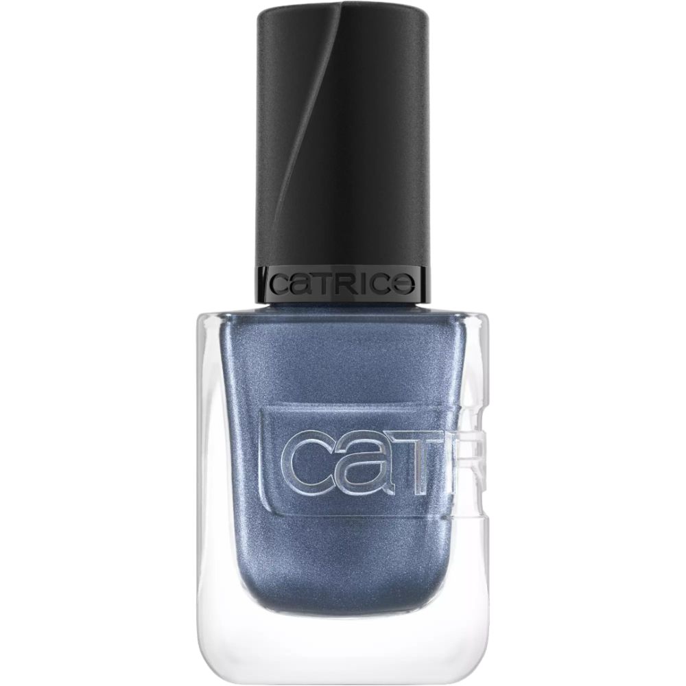 Nagellackflasche mit schwarzem Deckel. Blaue, schimmernde Farbe. Klarer Flakon mit geprägtem Catrice-Logo.
