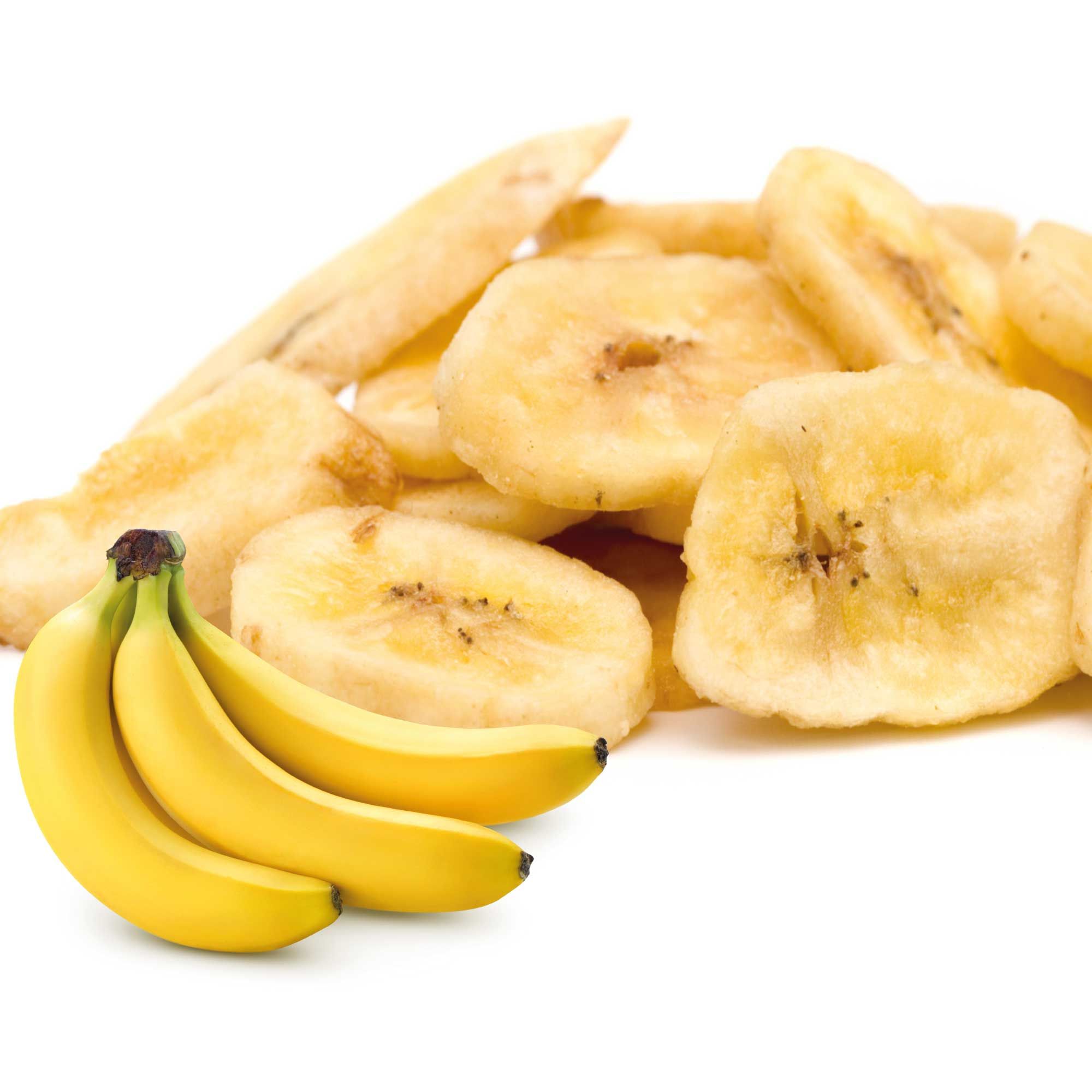 Bananenchips und frische Bananen auf weißem Hintergrund. Die Chips sind goldgelb und in Scheiben geschnitten. Die Bananen sind gelb.