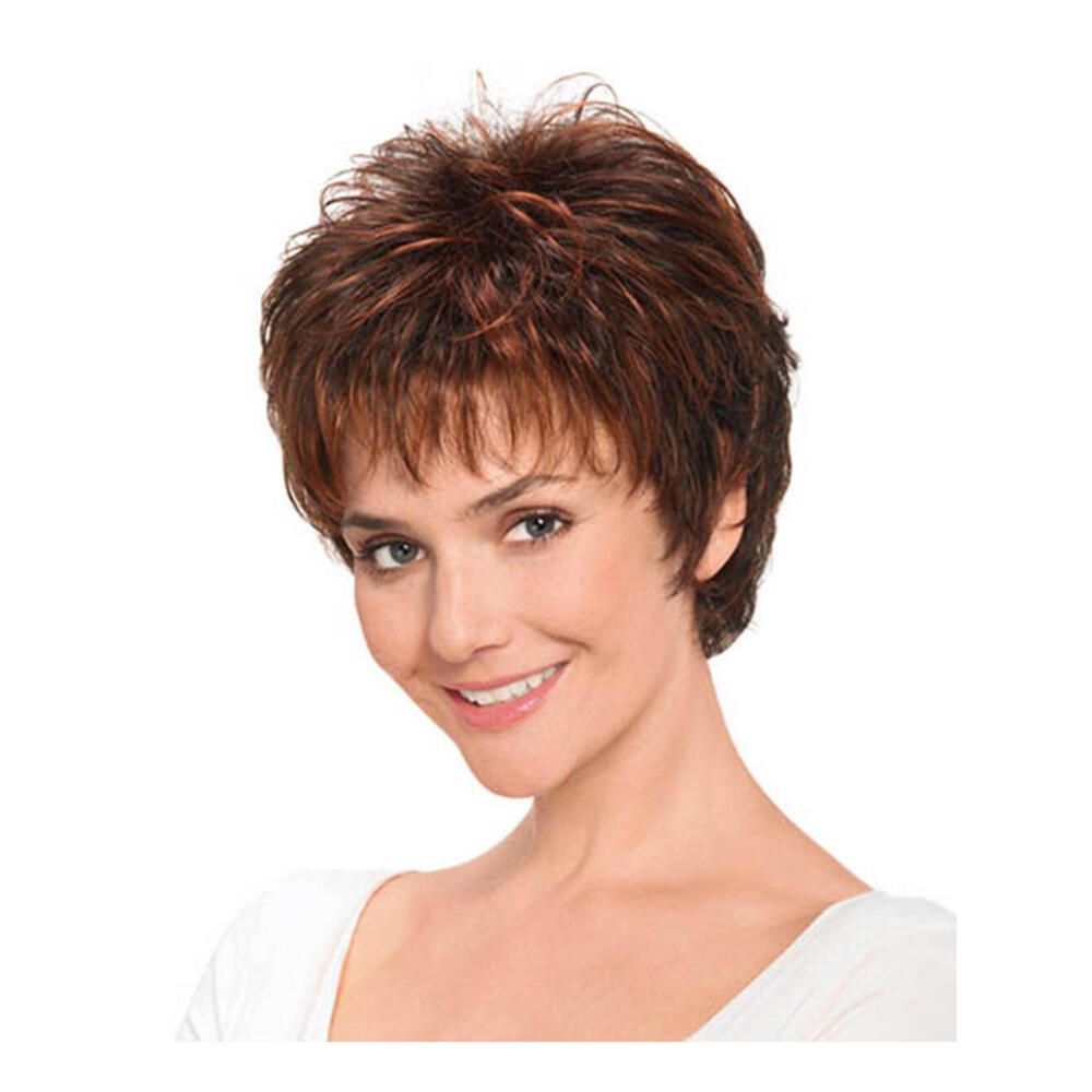 Kurzhaarperücke mit braunen Strähnen. Die Frau lächelt. Vorderansicht.