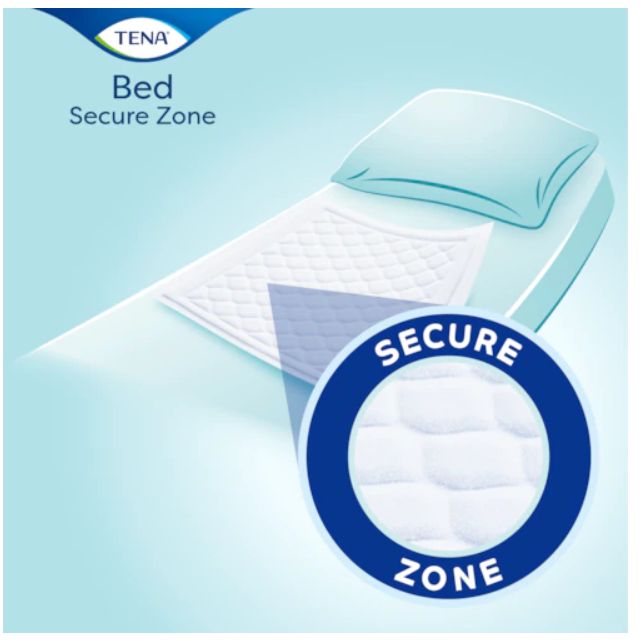TENA Bed Super auf einem Bett. Nahaufnahme des Produkts mit dem Logo Secure Zone. Blaue und weiße Farbgebung.