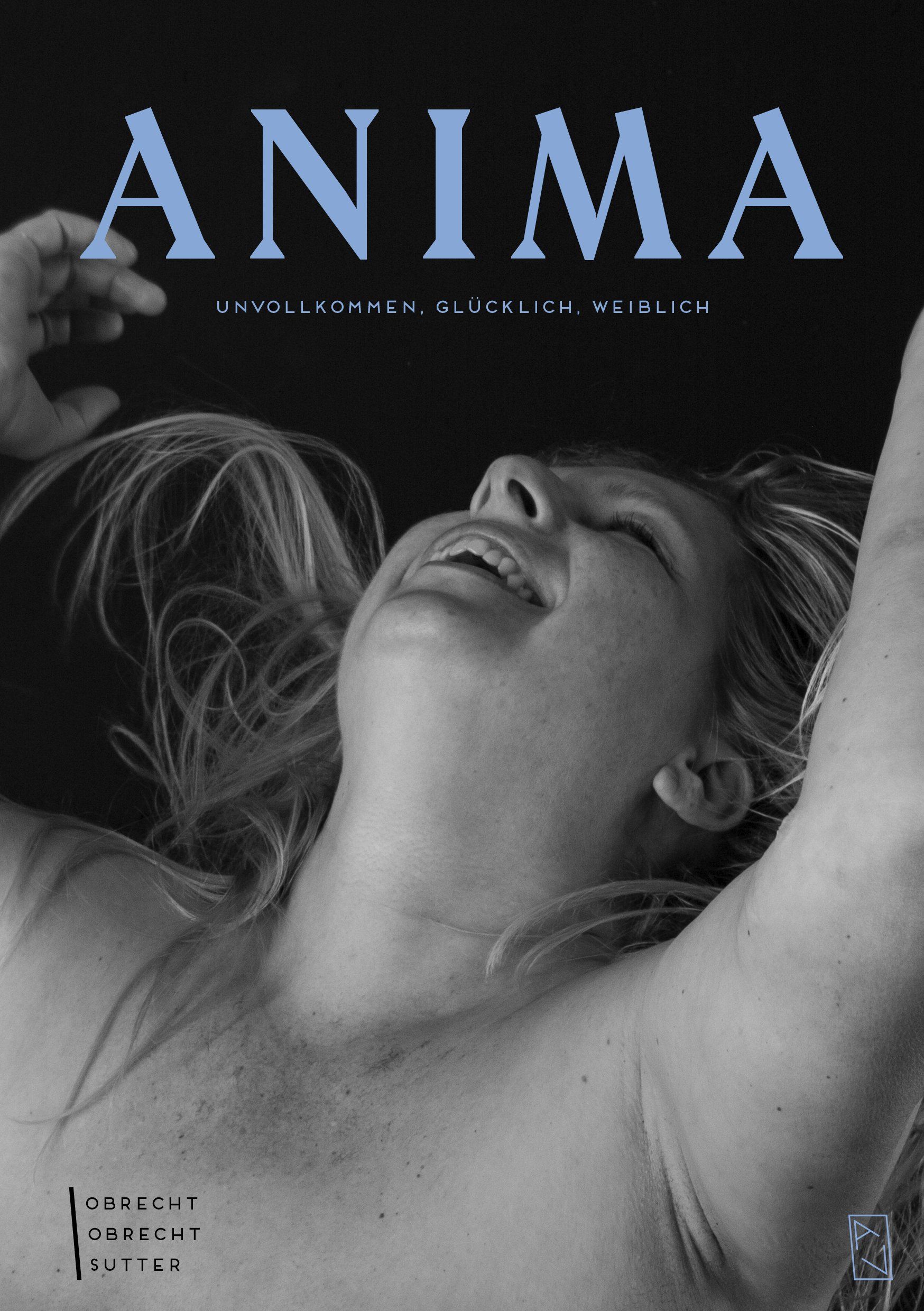 Schwarz-Weiß-Foto einer Frau, die nach oben schaut und lacht. Über ihr steht in blauer Schrift "ANIMA". Darunter: "UNVOLLKOMMEN. GLÜCKLICH. WEIBLICH".