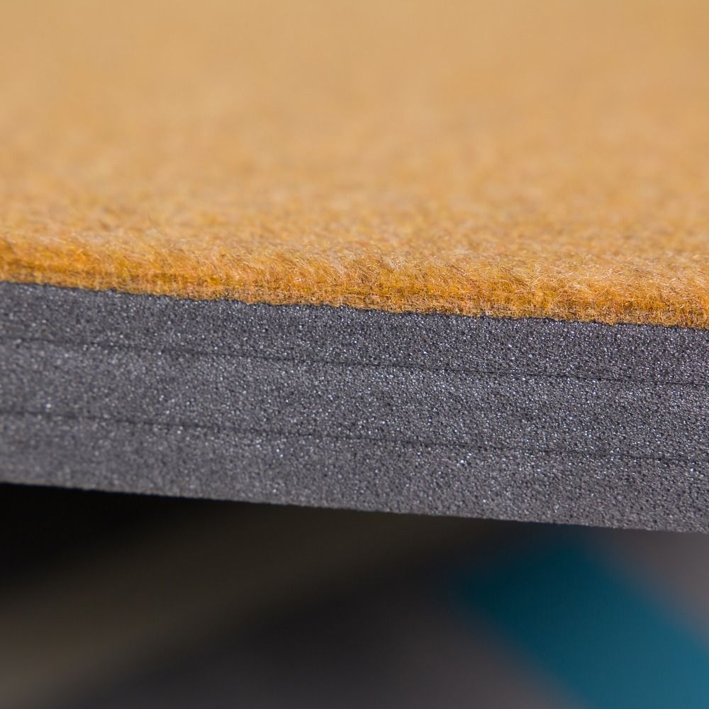 Nahaufnahme der Sport-Thieme Bodenturnmatte. Mehrschichtig, mit gelber Oberseite und grauer Unterseite.