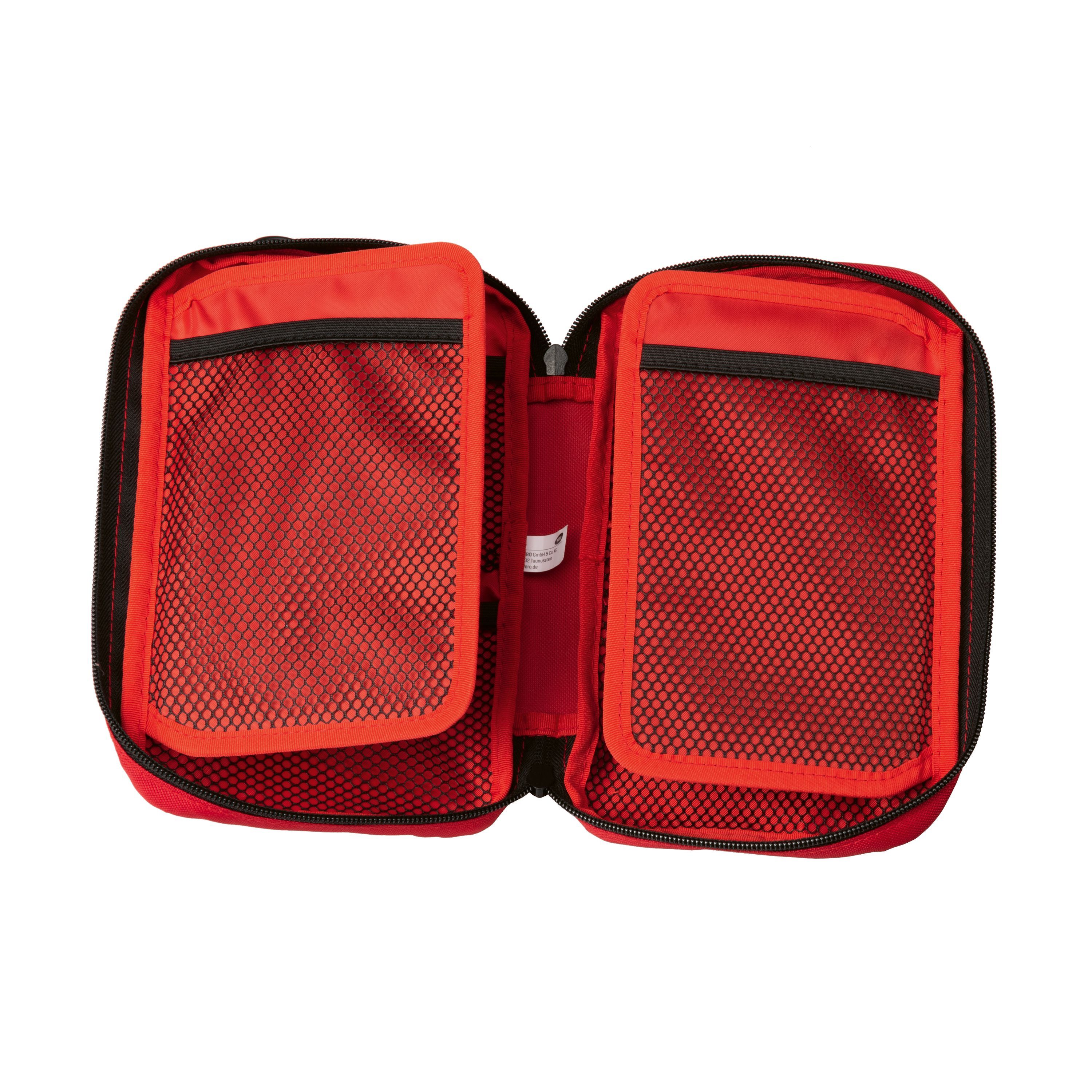 Offene rote Erste-Hilfe-Tasche mit zwei Fächern und Netztaschen.