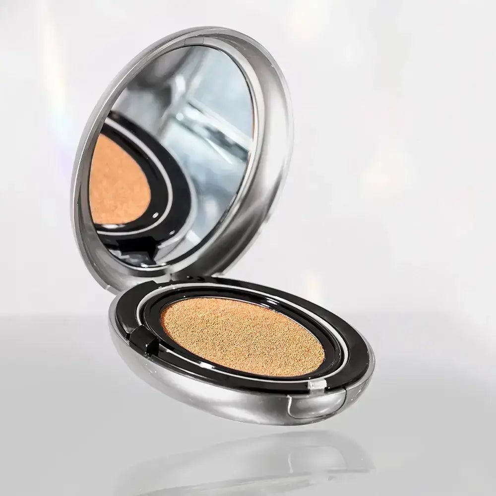 Silberfarbener Behälter mit Spiegel und Produkt. Das Produkt ist hellbeige.