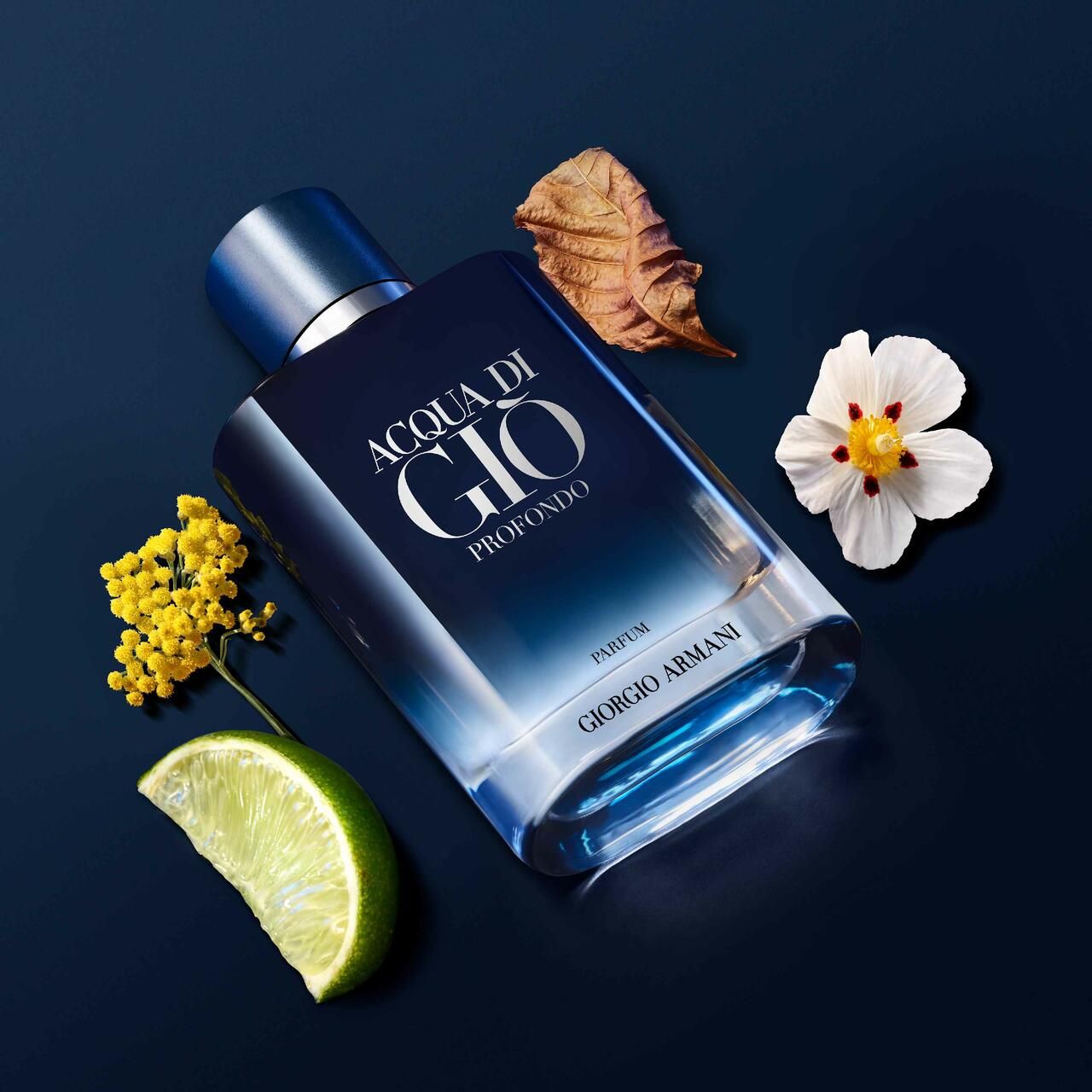 Parfümflakon mit Blumen und Limette. Text: „Acqua di Giò Profondo Parfum“ und „Giorgio Armani“.