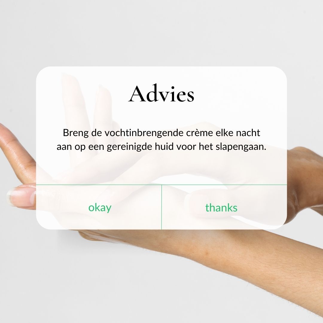 Handen houden kaart met tekst: Breng de crème elke nacht aan op een gereinigde huid.