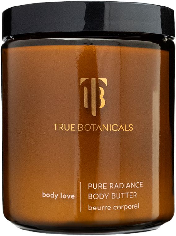Braune Glasdose mit schwarzem Deckel. Aufschrift: True Botanicals, Pure Radiance Body Butter, beurre corporel. Goldfarbenes Logo.