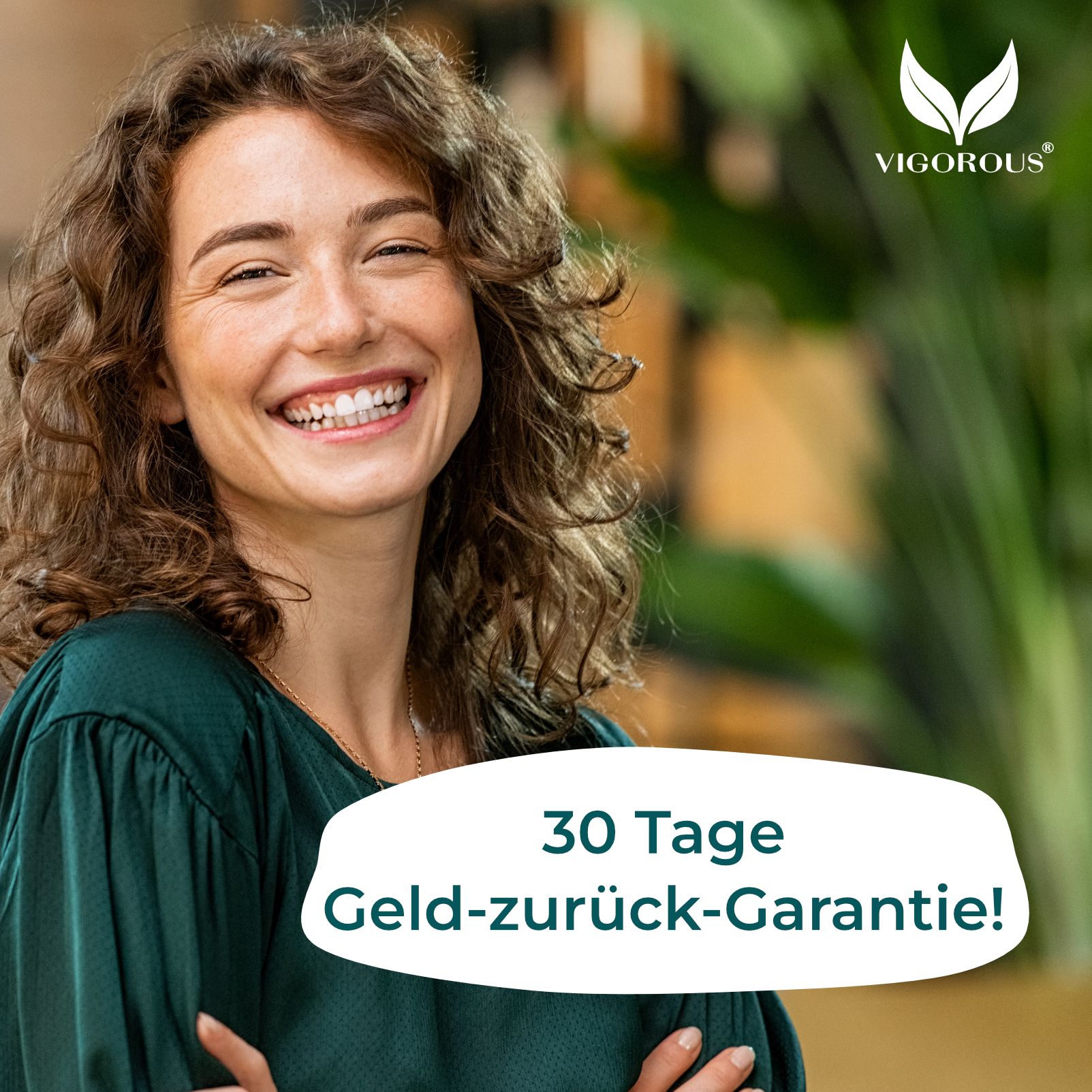 Lächelnde Frau. Text: 30 Tage Geld-zurück-Garantie! VIGOROUS® Logo.