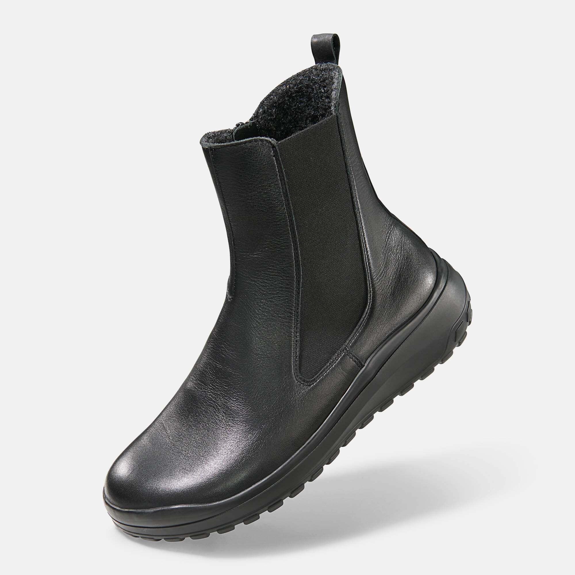 Schwarze Stiefelette mit breiter Passform. Reißverschluss, elastischer Einsatz und Profilsohle. Innenfutter aus grauem Stoff.