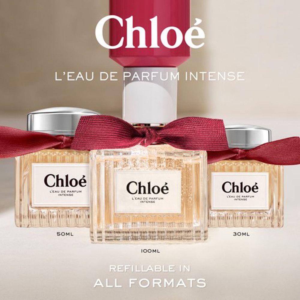 Drei Flakons mit silbernen Deckeln und roten Schleifen. Aufschrift: Chloé L'Eau Parfum Intense. Größen: 30ml, 50ml, 100ml.