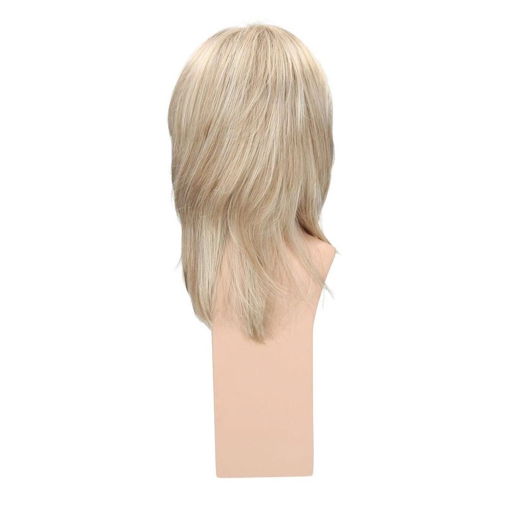 Perücke Ramona, blond mit Pony, auf Büstenkopf. Rückansicht.