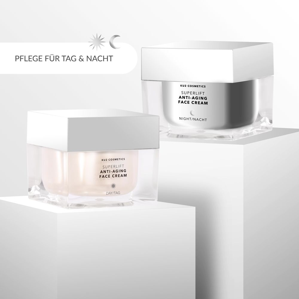 Zwei Kosmetikcremes auf weißen Podesten. Aufschrift: Superlift Anti-Aging Face Cream. Text: Pflege für Tag & Nacht.