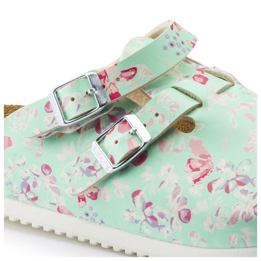 Detailansicht der mintfarbenen Pantolette mit Blumenmuster. Zwei Schnallen. Birkenstock.