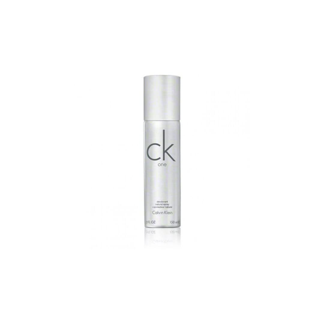 CK One Deodorant von Calvin Klein. Silberne Sprühflasche mit schwarzem Logo und Schriftzug.