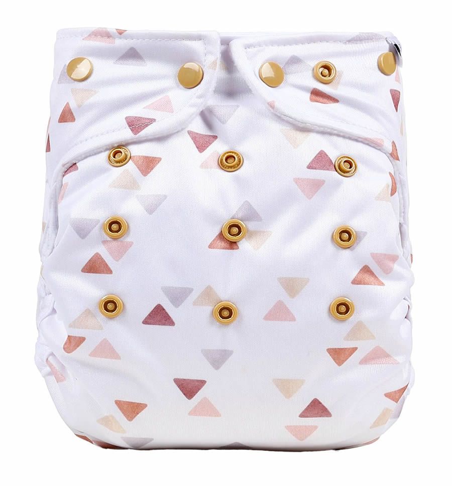 Weiße Stoffwindel mit Dreiecks-Muster in Rosa- und Beigetönen. Goldfarbene Druckknöpfe. Verstellbare Größe.