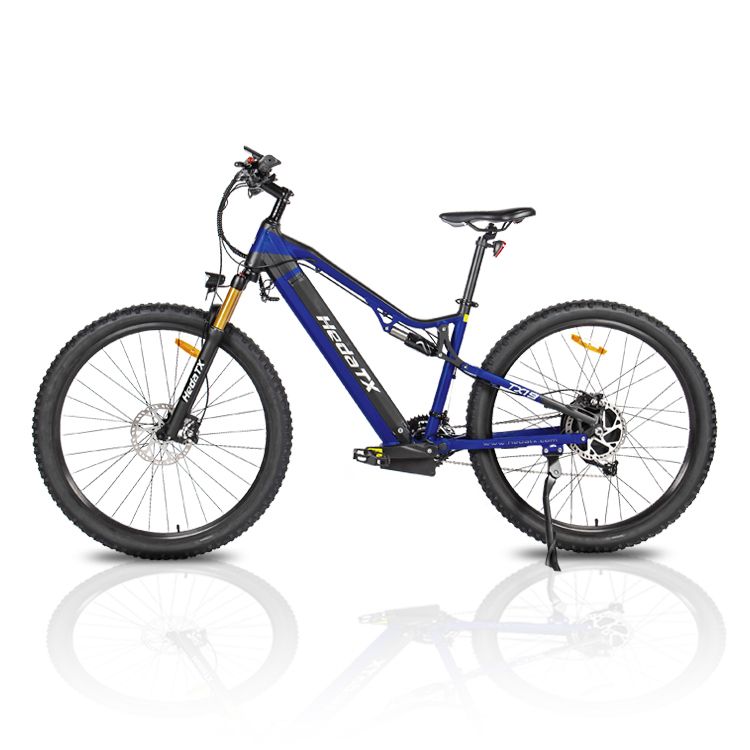Blaues E-Mountainbike HedaTX TX19. Schwarze Reifen, goldene Gabel, schwarzer Sattel. Aufschrift HedaTX. Seitenansicht.