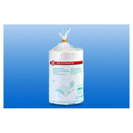 Verpackte Polsterwatte. Zylindrische Rolle in transparenter Folie. Roter Aufkleber mit Produktname und Maßen.