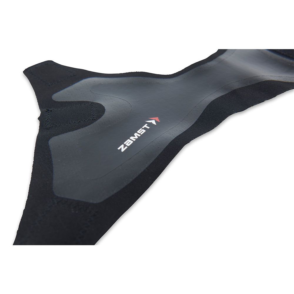 Schwarze Bandage mit ZAMST-Logo. Elastisches Material, anatomische Form. Für das Sprunggelenk.