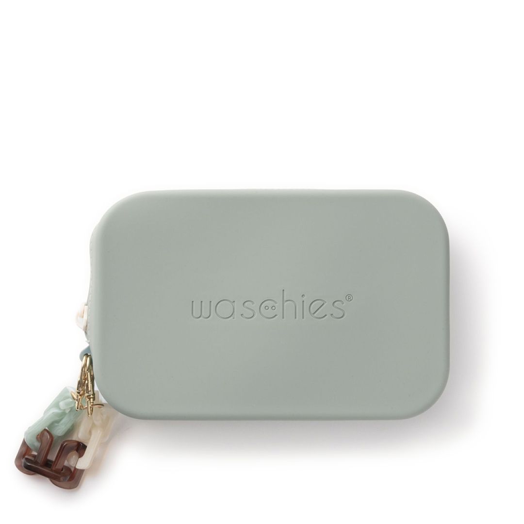 Hellgraue Beauty Bag mit geprägtem Logo und Charm. Produktbeschreibung.