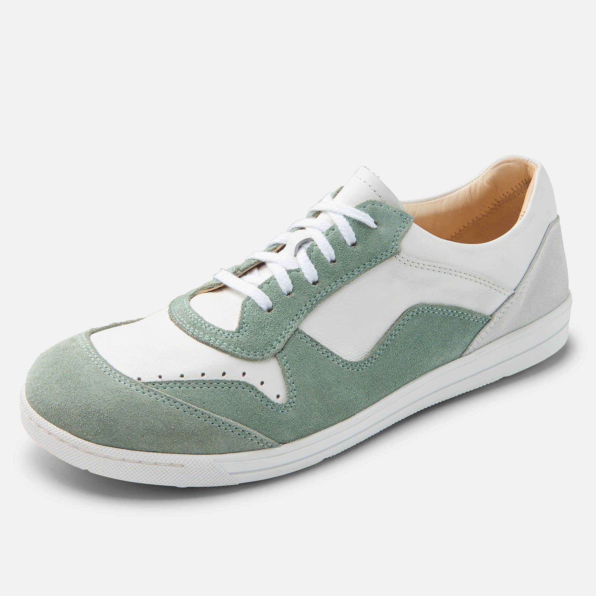 Ein weißer und mintfarbener Schnürschuh. Obermaterial aus Leder und Wildleder. Weiße Schnürsenkel. Weiße Sohle.