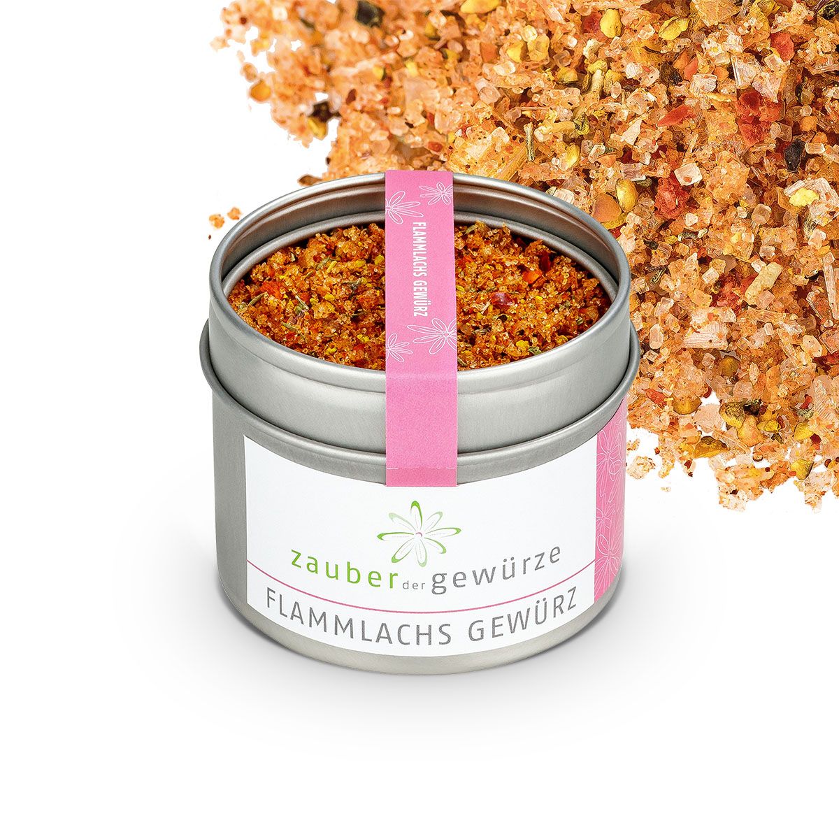 Geöffnete Dose mit Gewürzmischung. Rosa Etikett mit 'Flammlachs Gewürz'. Weißes Etikett mit 'Zauber der Gewürze'. Gewürze daneben.