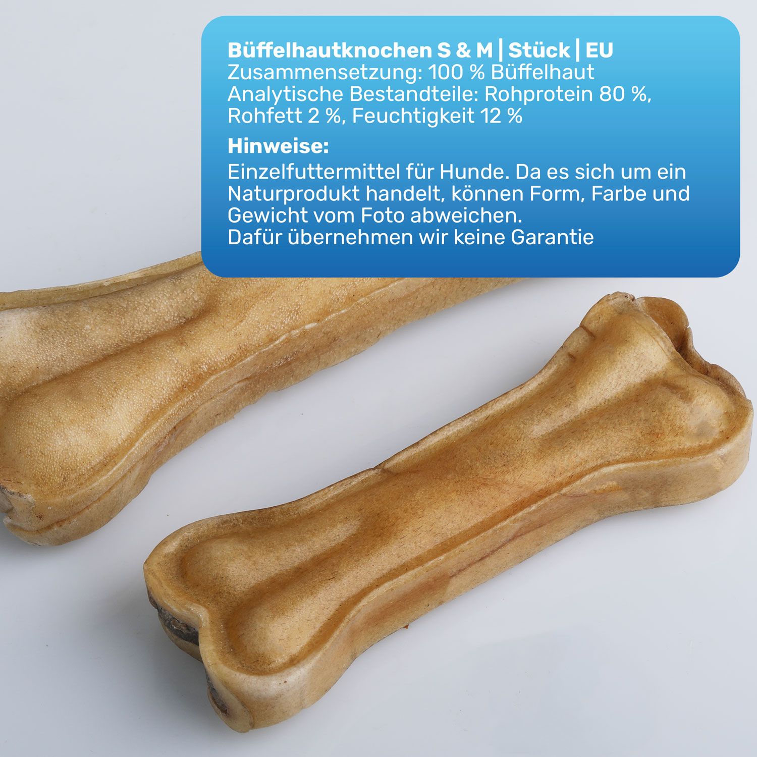 Zwei Kauknochen. Text: Büffelhautknochen S & M, Zusammensetzung, Rohprotein, Rohfett, Feuchtigkeit. Auf weißem Hintergrund.