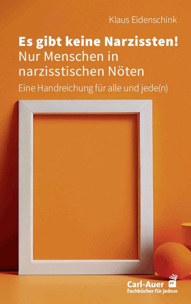 Buchcover mit Titel: Es gibt keine Narzissten! Autor: Klaus Eidenschink. Verlag: Carl-Auer. Weißer Rahmen auf orangefarbenem Hintergrund.