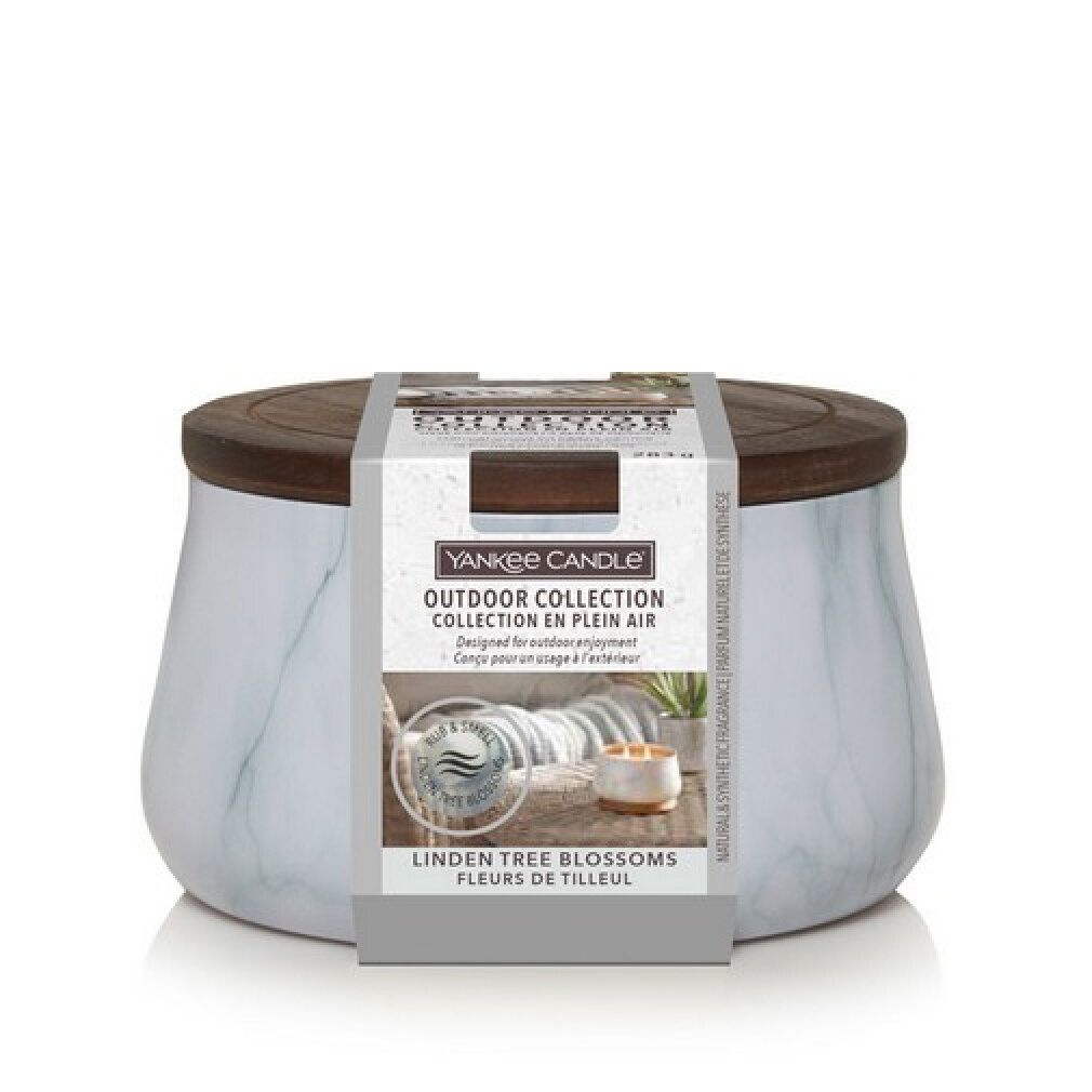 Outdoor-Duftkerze mit Holzdeckel. Aufschrift: YANKEE CANDLE, Outdoor Collection, Linden Tree Blossoms. Marmoriertes Kerzenglas.