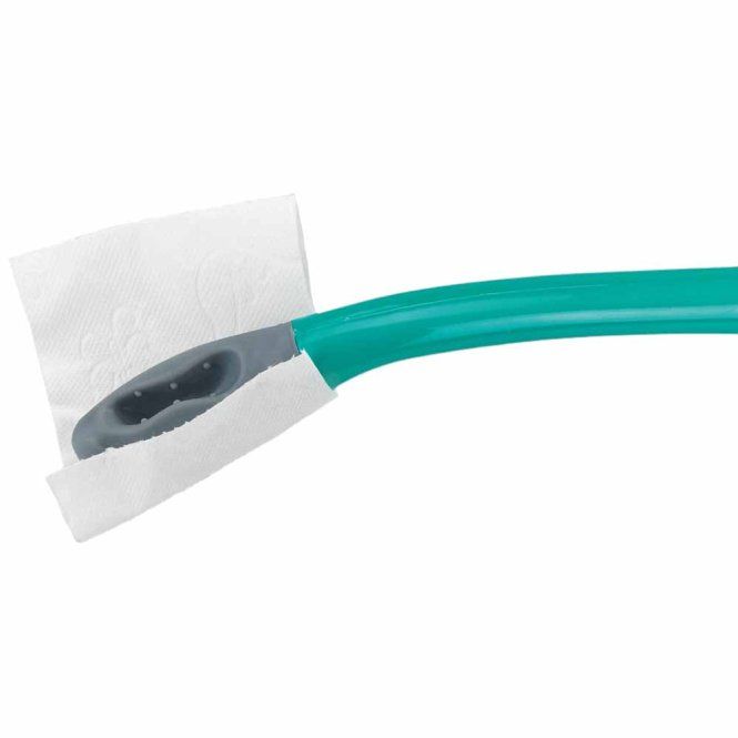 Bidet-Wischer mit langem, türkisfarbenem Griff und grauem Klemmkopf, der mit Toilettenpapier umwickelt ist.