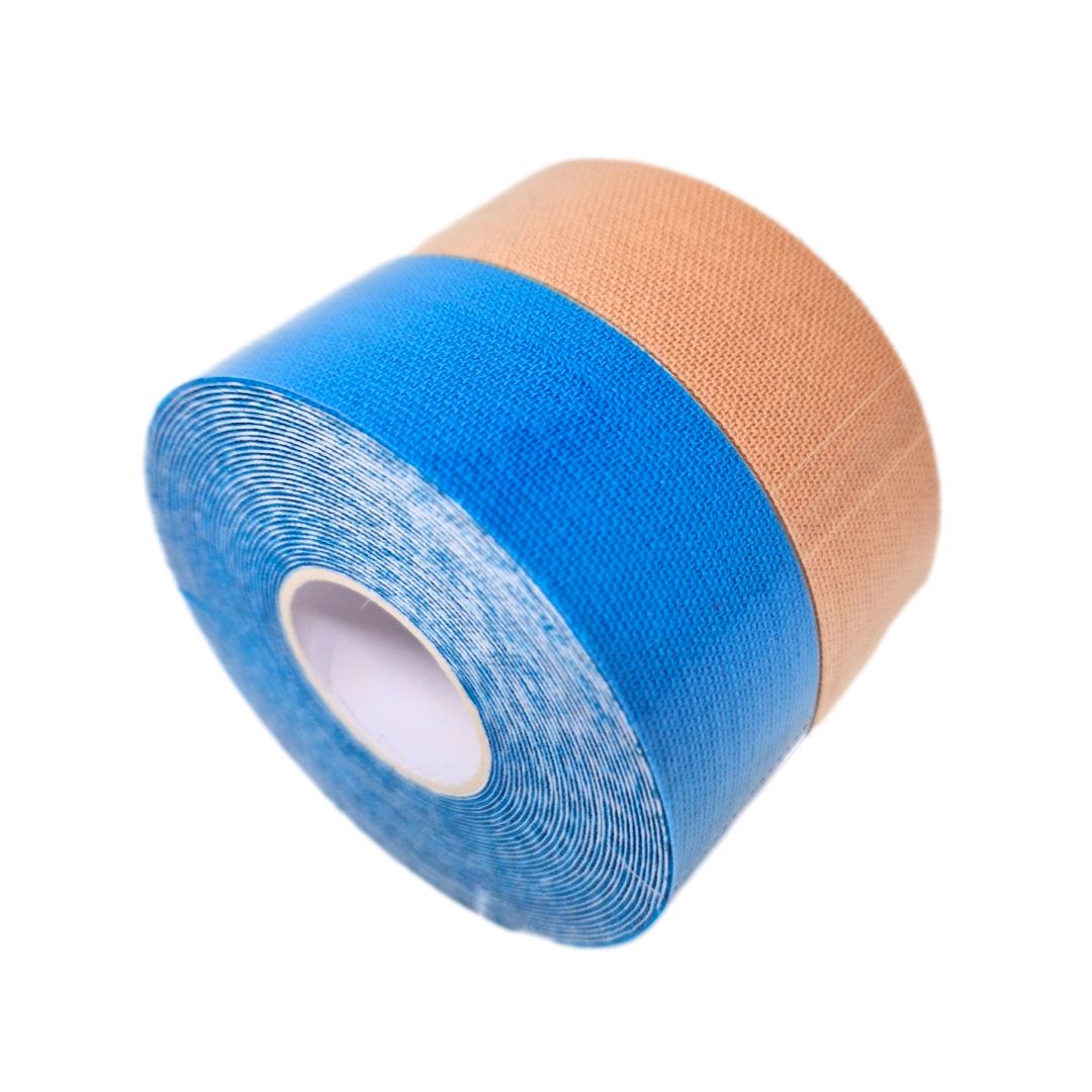 Rolle Kinesiologie-Tape, blau und beige. Aufgerollt, diagonale Ansicht. Sichtbares Logo.